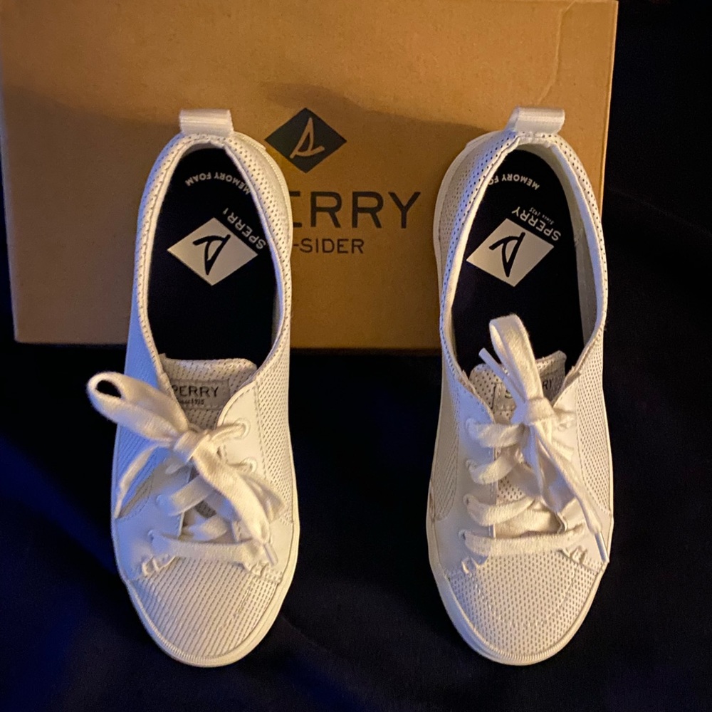 SPERRY CREST VIBR PERFORATED WHITE LEATHER SNEAKER, size woman’s 6.5, new
